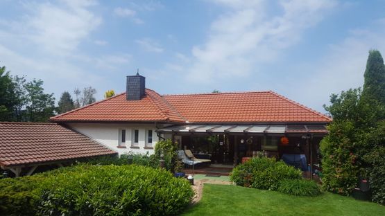 Steildach am Haus mit Grundstück